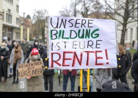 03. Februar 2022, Sachsen-Anhalt, Halle (Saale): Ein Protestschild mit der Aufschrift "Unsere Bildung ist Ihre Rente" bei der Kundgebung gegen das geplante Sparpaket an der Universität Halle. Dies forderte das Aktionsbündnis #MLUnterfinanziert, das gegen die Streichung von Mitteln der Landesregierung für Personal in fast allen Bereichen der Universität protestiert. Anlass für die Kundgebung ist die anschließende Senatssitzung der Martin-Luther-Universität Halle-Wittenberg. Foto: Heiko Rebsch/dpa-Zentralbild/dpa Stockfoto