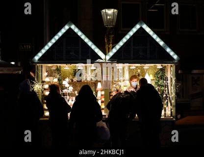 Shopper an einem Stand auf dem Weihnachtsmarkt in der Düsseldorfer Altstadt, NRW, Deutschland am 11.12.2021 Stockfoto