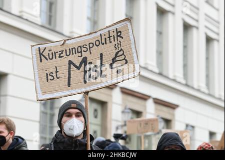 03. Februar 2022, Sachsen-Anhalt, Halle (Saale): Ein Student mit Protestschild bei der Kundgebung gegen das geplante Sparpaket an der Universität Halle. Die Kundgebung wurde vom Aktionsbündnis #MLUnterfinanziert aufgerufen, das gegen die Kürzung der Personalgelder der Landesregierung in fast allen Bereichen der Universität protestiert. Anlass für die Kundgebung ist die anschließende Senatssitzung der Martin-Luther-Universität Halle-Wittenberg. Foto: Heiko Rebsch/dpa-Zentralbild/dpa Stockfoto