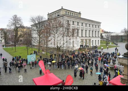 03. Februar 2022, Sachsen-Anhalt, Halle (Saale): Mehr als 300 Teilnehmer kamen zur Kundgebung gegen das geplante Sparpaket an die Universität Halle. Die Kundgebung wurde vom Aktionsbündnis #MLUnterfinanziert aufgerufen, das gegen die Streichung von Mitteln der Landesregierung für Personal in fast allen Bereichen der Universität protestiert. Grund für die Kundgebung ist die anschließende Senatssitzung der Martin-Luther-Universität Halle-Wittenberg. Foto: Heiko Rebsch/dpa-Zentralbild/dpa Stockfoto