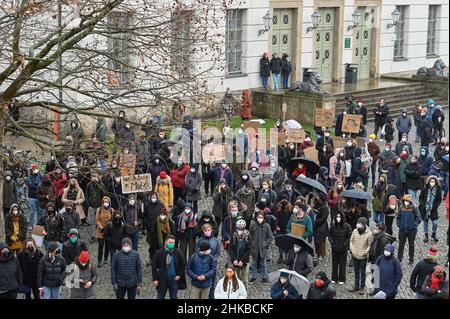 03. Februar 2022, Sachsen-Anhalt, Halle (Saale): Die Kundgebung gegen das geplante Sparpaket an der Universität Halle fand auf dem Hochschulplatz statt. Dies rief das Aktionsbündnis #MLUnterfinanziert aus, das gegen die Streichung von personellen Mitteln durch die Landesregierung in fast allen Bereichen der Universität protestiert. Grund für die Kundgebung ist die anschließende Senatssitzung der Martin-Luther-Universität Halle-Wittenberg. Foto: Heiko Rebsch/dpa-Zentralbild/dpa Stockfoto