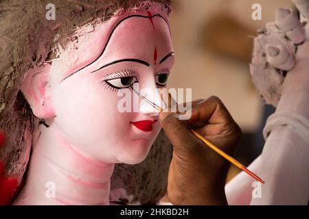 Narayanganj, Dhaka, Bangladesch. 3rd. Februar 2022. Ein Künstler macht Augen und gibt letzten Schliff an den Tonskulpturen der Göttin Salazwati vor dem vakanten Panchami-Festival in Narayanganj, Bangladesch. Vasant Panchami, auch als „Salasvati Puja“ zu Ehren der Göttin Salaswati bezeichnet, ist ein Fest, das die Vorbereitung auf die Ankunft des Frühlings markiert. Vasant Panchami ist das Festival, das der Göttin Saraswati gewidmet ist, die Göttin des Wissens, der Sprache, der Musik und aller Künste. (Bild: © Joy Saha/ZUMA Press Wire) Stockfoto