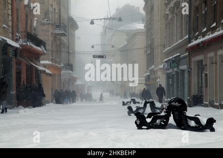 City Street bedeckt von dickem Schneebedeckung nach starkem Schneefall. Leere Straßenbänke in der Mitte der Straße Stockfoto