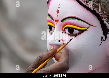 Narayanganj, Dhaka, Bangladesch. 3rd. Februar 2022. Ein Künstler macht Augen und gibt letzten Schliff an den Tonskulpturen der Göttin Salazwati vor dem vakanten Panchami-Festival in Narayanganj, Bangladesch. Vasant Panchami, auch als „Salasvati Puja“ zu Ehren der Göttin Salaswati bezeichnet, ist ein Fest, das die Vorbereitung auf die Ankunft des Frühlings markiert. Vasant Panchami ist das Festival, das der Göttin Saraswati gewidmet ist, die Göttin des Wissens, der Sprache, der Musik und aller Künste. (Bild: © Joy Saha/ZUMA Press Wire) Stockfoto