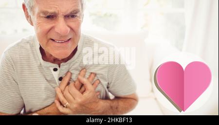 Nahaufnahme eines älteren kaukasischen Mannes mit Händen auf der Brust, der an einem Herzinfarkt litt Stockfoto