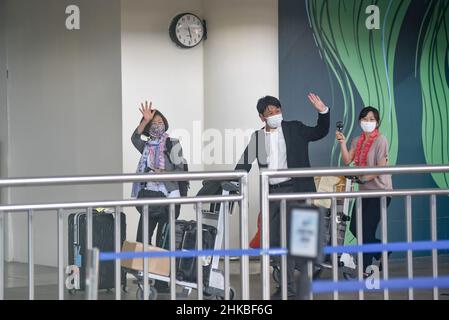 Badung, Bali, Indonesien. 3rd. Februar 2022. Eine Gruppe von Reisenden aus Japan bringt ihr Gepäck bei der Ankunft am internationalen Flughafen Bali I Gusti Ngurah Rai mit. Der erste reguläre internationale Flug von Garuda Indonesia Airways, Airbus 330-300 mit der Seriennummer GA 881, vom japanischen Flughafen Narita kommt am Flughafen I Gusti Ngurah Rai, Bali an. Der Flug, der um 9:15 Uhr Ortszeit in Tokio startet und um 16:33 Uhr in Bali eintrifft, umfasst Menschen aus der Reisebranche, die aus 6 japanischen Bürgern und 6 indonesischen Bürgern bestehen, die in Japan leben. Dieser Flug gilt als erster internationaler fli Stockfoto