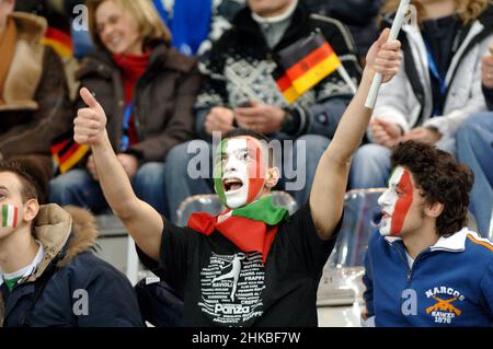 Turin Italien 2006-02-15: Olympische Winterspiele Turin 2006, Italien Fans feiern auf den Tribünen Stockfoto