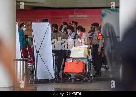 Badung, Bali, Indonesien. 3rd. Februar 2022. Zwei Reisende aus Japan gescannt eine Covid-19 integrierte Smartphone-Anwendung. Als Voraussetzung für die Einreise nach Bali Flughafen. Der erste reguläre internationale Flug von Garuda Indonesia Airways, Airbus 330-300 mit der Seriennummer GA 881, vom japanischen Flughafen Narita kommt am Flughafen I Gusti Ngurah Rai, Bali an. Der Flug, der um 9:15 Uhr Ortszeit in Tokio startet und um 16:33 Uhr in Bali eintrifft, umfasst Menschen aus der Reisebranche, die aus 6 japanischen Bürgern und 6 indonesischen Bürgern bestehen, die in Japan leben. Dieser Flug gilt als der erste internationale Flug Stockfoto