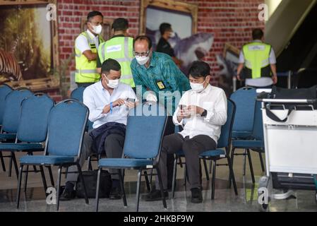 Badung, Bali, Indonesien. 3rd. Februar 2022. Eine Gruppe von Reisenden aus Japan, die beim Betreten des Flughafens von Bali die Verwaltungsanforderungen erfüllen. Der erste reguläre internationale Flug von Garuda Indonesia Airways, Airbus 330-300 mit der Seriennummer GA 881, vom japanischen Flughafen Narita kommt am Flughafen I Gusti Ngurah Rai, Bali an. Der Flug, der um 9:15 Uhr Ortszeit in Tokio startet und um 16:33 Uhr in Bali eintrifft, umfasst Menschen aus der Reisebranche, die aus 6 japanischen Bürgern und 6 indonesischen Bürgern bestehen, die in Japan leben. Dieser Flug gilt als der erste internationale Flug, der nach B kommt Stockfoto