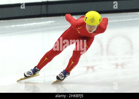 Turin Italien 2006-02-15: Olympische Winterspiele 2006 in Turin, Kurzspurfinale 500 mt. Weiblich : Wang Meng (CHN), erste Klasse, Skater der chinesischen Nationalmannschaft von Short Track, während des Rennens Stockfoto