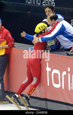 Turin Italien 2006-02-15: Olympische Winterspiele 2006 in Turin, Kurzspurfinale 500 mt. Weiblich : Wang Meng (CHN), erste Klasse, Skater der chinesischen Nationalmannschaft von Short Track, während des Rennens Stockfoto