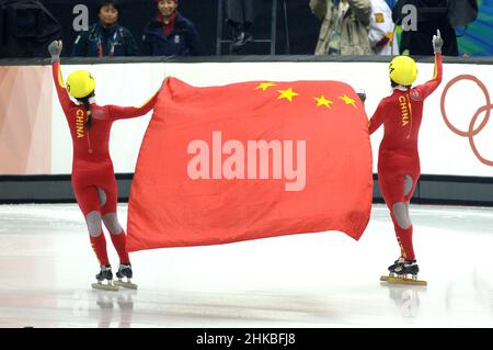 Turin Italien 2006-02-15: Olympische Winterspiele 2006 in Turin, Kurzspurfinale 500 mt. Weiblich : Wang Meng (CHN), erste Klasse, Skater der chinesischen Nationalmannschaft von Short Track, während des Rennens Stockfoto