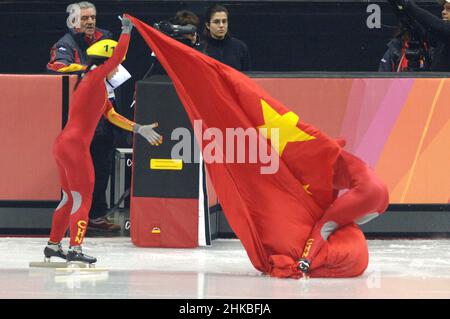 Turin Italien 2006-02-15: Olympische Winterspiele 2006 in Turin, Kurzspurfinale 500 mt. Weiblich : Wang Meng (CHN), erste Klasse, Skater der chinesischen Nationalmannschaft von Short Track, während des Rennens Stockfoto