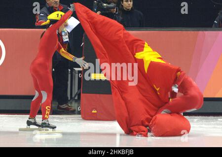 Turin Italien 2006-02-15: Olympische Winterspiele 2006 in Turin, Kurzspurfinale 500 mt. Weiblich : Wang Meng (CHN), erste Klasse, Skater der chinesischen Nationalmannschaft von Short Track, während des Rennens Stockfoto