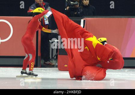 Turin Italien 2006-02-15: Olympische Winterspiele 2006 in Turin, Kurzspurfinale 500 mt. Weiblich : Wang Meng (CHN), erste Klasse, Skater der chinesischen Nationalmannschaft von Short Track, während des Rennens Stockfoto