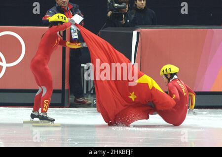 Turin Italien 2006-02-15: Olympische Winterspiele 2006 in Turin, Kurzspurfinale 500 mt. Weiblich : Wang Meng (CHN), erste Klasse, Skater der chinesischen Nationalmannschaft von Short Track, während des Rennens Stockfoto