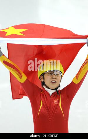 Turin Italien 2006-02-15: Olympische Winterspiele 2006 in Turin, Kurzspurfinale 500 mt. Weiblich : Wang Meng (CHN), erste Klasse, Skater der chinesischen Nationalmannschaft von Short Track, während des Rennens Stockfoto