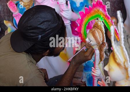 Narayanganj, Dhaka, Bangladesch. 3rd. Februar 2022. Ein Künstler macht Augen und gibt letzten Schliff an den Tonskulpturen der Göttin Salazwati vor dem vakanten Panchami-Festival in Narayanganj, Bangladesch. Vasant Panchami, auch als „Salasvati Puja“ zu Ehren der Göttin Salaswati bezeichnet, ist ein Fest, das die Vorbereitung auf die Ankunft des Frühlings markiert. Vasant Panchami ist das Festival, das der Göttin Saraswati gewidmet ist, die Göttin des Wissens, der Sprache, der Musik und aller Künste. (Bild: © Joy Saha/ZUMA Press Wire) Stockfoto