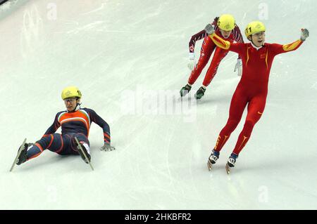 Turin Italien 2006-02-15: Olympische Winterspiele 2006 in Turin, Kurzspurfinale 500 mt. Weiblich : Wang Meng (CHN), erste Klasse, Skater der chinesischen Nationalmannschaft von Short Track, während des Rennens Stockfoto