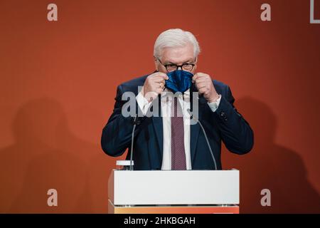 Berlin, Deutschland. 03rd. Februar 2022. Der deutsche Staatschef Frank-Walter Steinmeier hält eine Rede auf einer Veranstaltung der IG Metall Union in Berlin. (Foto von Ralph Pache/PRESSCOV/Sipa USA) Quelle: SIPA USA/Alamy Live News Stockfoto