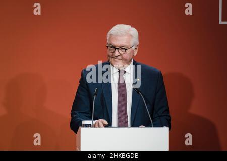 Berlin, Deutschland. 03rd. Februar 2022. Der deutsche Staatschef Frank-Walter Steinmeier hält eine Rede auf einer Veranstaltung der IG Metall Union in Berlin. (Foto von Ralph Pache/PRESSCOV/Sipa USA) Quelle: SIPA USA/Alamy Live News Stockfoto