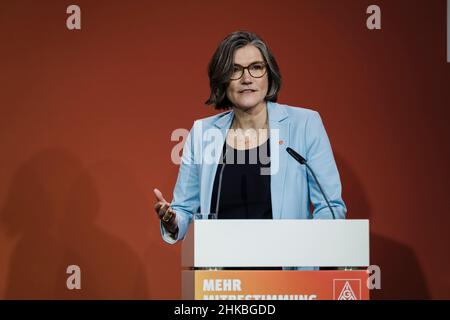 Berlin, Deutschland. 03rd. Februar 2022. Christiane Benner, Vizepräsidentin der IG Metall Union (Deutschland), hält eine Rede. (Foto von Ralph Pache/PRESSCOV/Sipa USA) Quelle: SIPA USA/Alamy Live News Stockfoto