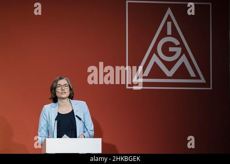 Berlin, Deutschland. 03rd. Februar 2022. Christiane Benner, Vizepräsidentin der IG Metall Union (Deutschland), hält eine Rede. (Foto von Ralph Pache/PRESSCOV/Sipa USA) Quelle: SIPA USA/Alamy Live News Stockfoto