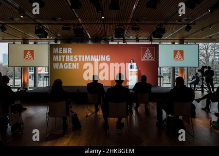 Berlin, Deutschland. 03rd. Februar 2022. Christiane Benner, Vizepräsidentin der IG Metall Union (Deutschland), hält eine Rede. (Foto von Ralph Pache/PRESSCOV/Sipa USA) Quelle: SIPA USA/Alamy Live News Stockfoto