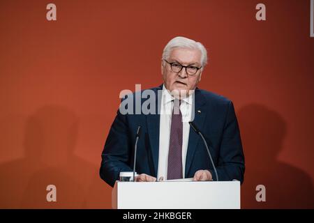 Berlin, Deutschland. 03rd. Februar 2022. Der deutsche Staatschef Frank-Walter Steinmeier hält eine Rede auf einer Veranstaltung der IG Metall Union in Berlin. (Foto von Ralph Pache/PRESSCOV/Sipa USA) Quelle: SIPA USA/Alamy Live News Stockfoto