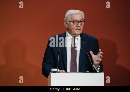 Berlin, Deutschland. 03rd. Februar 2022. Der deutsche Staatschef Frank-Walter Steinmeier hält eine Rede auf einer Veranstaltung der IG Metall Union in Berlin. (Foto von Ralph Pache/PRESSCOV/Sipa USA) Quelle: SIPA USA/Alamy Live News Stockfoto