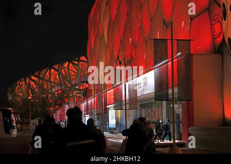 Peking, China. 02nd. Februar 2022. National Swimming Center, wo die Curling-Wettbewerbe stattfinden, rot beleuchtete Sportanlage. 24th Olympische Winterspiele Peking 2022 in Peking vom 04,02.-20.02.2022. Quelle: Jun QIAN via Sven Simon Photo Agency GmbH & Co. Press Photo KG # Princess-Luise-Str. 41 # 45479 M uelheim/R uhr # Tel 0208/9413250 # Fax. 0208/9413260 # Konto 244 293 433 # GLSB Ankunft # Konto 4030 025 100 # BLZ 430 609 67 # E-Mail: svensimon@t-online.de # www.svensimon.net./dpa/Alamy Live News Stockfoto