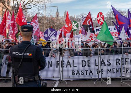 Madrid, Spanien. 03rd. Februar 2022. Während der Demonstration steht ein Polizist vor Demonstranten auf Wache. Kundgebung, um die Aufhebung der Arbeitsreform in Spanien zu fordern, die vom Allgemeinen Gewerkschaftsbund (CGT) organisiert wurde. Sie sehen nicht genügend Änderungen in der Reform, die von der PSOE (Spanish Socialist Workers Party) und Unidas Podemos vorgestellt wurde und über die abgestimmt wird. (Foto von Guillermo Gutierrez Carrascal//Sipa USA) Quelle: SIPA USA/Alamy Live News Stockfoto