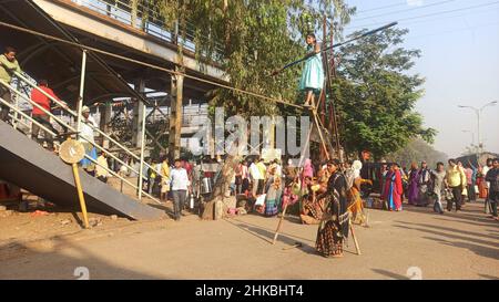 Mumbai, Indien. 3rd. Februar 2022. Ein indisches Mädchen führt Akrobatik auf, indem es auf einer Straße in Mumbai, Indien, am 3. Februar 2022 am Seil geht. Quelle: Str/Xinhua/Alamy Live News Stockfoto