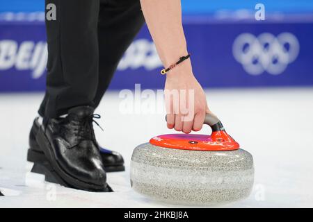 Peking, China. 02nd. Februar 2022. Allgemein, Randmotiv, Stein, Lockenstein. Curling-Wettbewerbe, Curling, gemischte Doppel auf 02.02.2022, National Swimming Center. 24th Olympische Winterspiele Peking 2022 in Peking vom 04,02.-20.02.2022. Quelle: Jun QIAN via Sven Simon Photo Agency GmbH & Co. Press Photo KG # Princess-Luise-Str. 41 # 45479 M uelheim/R uhr # Tel 0208/9413250 # Fax. 0208/9413260 # Konto 244 293 433 # GLSB Ankunft # Konto 4030 025 100 # BLZ 430 609 67 # E-Mail: svensimon@t-online.de # www.svensimon.net./dpa/Alamy Live News Stockfoto