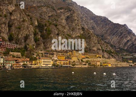 Die nordöstliche Stadt Limone sul Garda am Ufer des Gardasees in der Lombardei in Italien Stockfoto