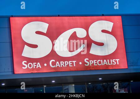 SCS - Sofa Teppich Spezialist beleuchtet rot weiß Geschäftsräume Geschäftsschild. Einzelhandelskette, spezialisiert auf Leder- und Stoffsofas, Teppiche, Bodenbeläge und Wohnmöbel in Preston, Großbritannien Stockfoto