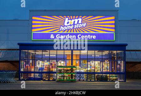 B&M BM B und M Home Store und Gartencenter, beleuchtetes Ladenschild und Eingang in Preston, Großbritannien Stockfoto