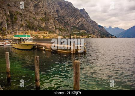 Die nordöstliche Stadt Limone sul Garda am Ufer des Gardasees in der Lombardei in Italien Stockfoto