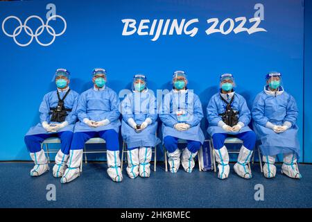 Peking, China. 3rd. Februar 2022. Medizinisches Personal im Bereitschaftszustand beim USA-Finnland-Hockeyspiel der Frauen, bei den Olympischen Winterspielen 2022 in Peking. (Bild: © Mark Edward Harris/ZUMA Press Wire) Stockfoto