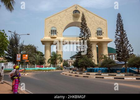 Blick auf den Bogen 22 am Eingang der Stadt Banjul, der Hauptstadt Gambia Stockfoto