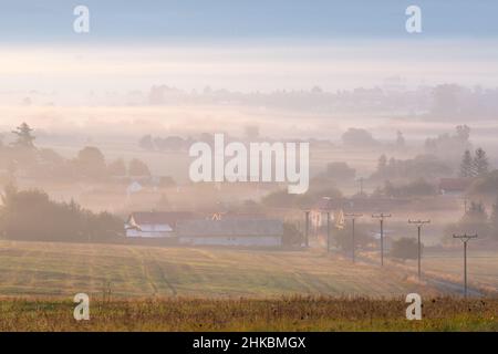 Morgennebel auf den Feldern in Ondrasova, Slowakei. Stockfoto