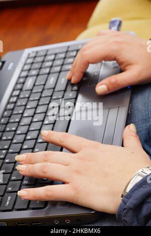 Person auf dem Laptop eingeben Stockfoto