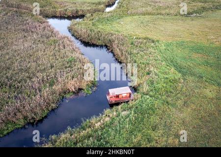 Einsames Floß auf dem biebrza-Fluss in ostpolen. Stockfoto