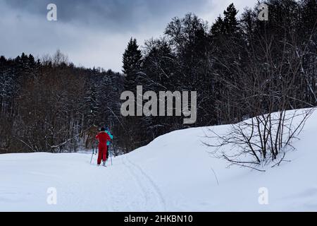 Moskau, Russland – 01. Februar 2022: Frau, die im Winter im Park Ski fährt. Hochwertige Fotos Stockfoto