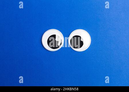 Schöne Augen auf blauem Hintergrund mit Kopierplatz Stockfoto