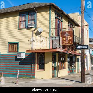 NEW ORLEANS, LA, USA - 31. JANUAR 2022: St. Joe's Bar in der Magazine Street Stockfoto