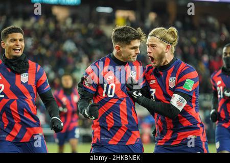 St. Paul, Minnesota, USA, 2. Februar 2022, US-Stürmer Christian Pulisic #10 und Teamkollegen feiern nach dem Tor beim WM-Qualifikationsspiel 2022 im Allianz-Feld. (Foto: Marty Jean-Louis) Stockfoto
