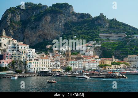 Blick auf die Stadt vom Meer,Amalfi,Kampanien,Italien,Europa Stockfoto