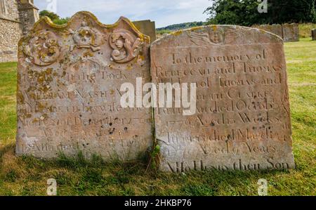Grabsteine aus dem 18th. Jahrhundert auf dem Kirchhof der St. Margaret's Church, Cley-Next-the-Sea, einem Küstendorf in Norfolk, East Anglia, England Stockfoto