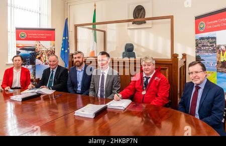 Bantry, West Cork, Irland. 3rd. Februar 2022. Der irische Minister Patrick O'Donovan, der für das Amt für öffentliche Arbeiten (OPW) zuständig ist, besuchte heute Bantry, um die Unterzeichnung des Bantry-Hochwasserschutzvertrags zu erleben. Der Vertrag besteht zwischen den Beratern JB Barry & Partners Ltd und den Ingenieuren von JBA Consulting Ltd, die die Planung des Bantry Flood Relief Scheme durchführen werden. Zeugen der Unterzeichnung sind Clodagh Henehan, Bereichsleiter, Cork County Council; Maurice O'Donoghue, Direktor von JB Barry & Partners Ltd; Christopher O'Sullivan TD; Minister Patrick O'Donovan; Patrick Murphy Stockfoto